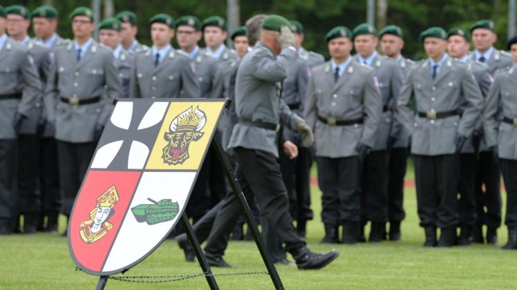 Gelöbnis am Mittwoch für 76 Rekruten, stolz wird dabei auch das Wappen des Bataillons gezeigt, rechts unten ist der jetzt diskutierte Schützenpanzer vom Typ „BMP“ zu sehen.  
