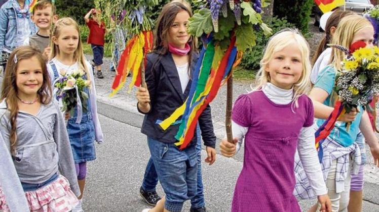 Mit Blumenstcken zum Kinderfest