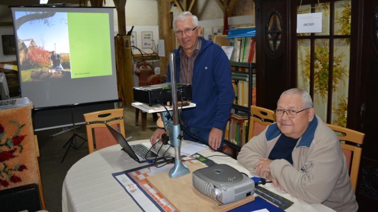 Manfred Soltwedel (l.) und Heinz Koch vom Kulturverein Lohmen haben für die Museumsscheune Beamer und Laptop angeschafft, um die Besucher noch umfassender informieren zu können.  