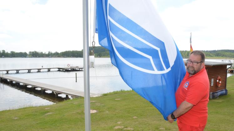 Zum 19. Mal konnte Hilmar Fischer die Blaue Flagge am Strand der Krakower Badeanstalt aufziehen. Der Dreimeter-Sprungturm rechts im Hintergrund ist ein besonderer Anziehungspunkt auf dem sehr familiär gestalteten Areal. 