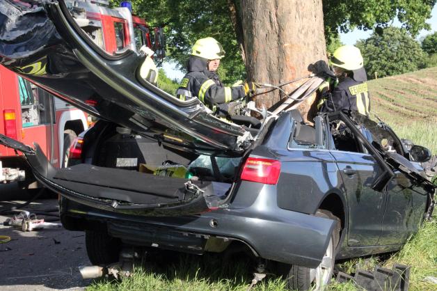 Zur Bergung des bei dem Unfall getöteten Fahrers mussten die Feuerwehrleute aus Sternberg schwere Technik einsetzen. 
