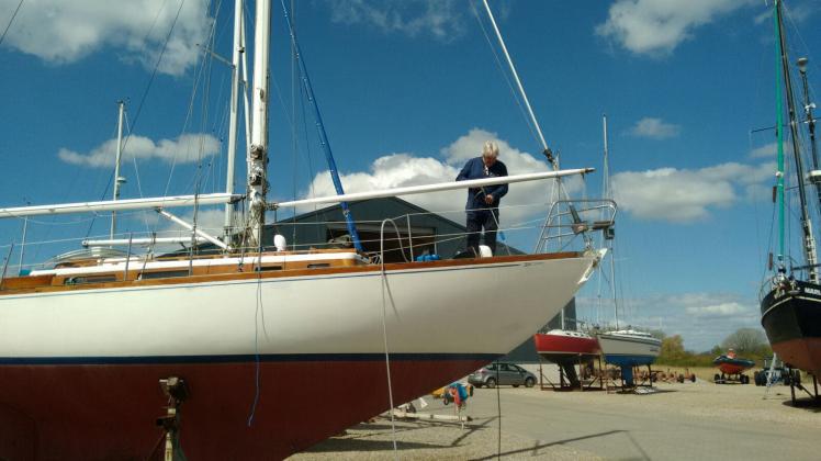 An Bord – aber an Land: Bootseigner Thomas Cimbal schaut auf dem Deck der Avalon in der Egernsunder Werft nach dem Rechten.