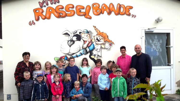 Mitarbeiterinnen und Kinder der Passower Kita „Rasselbande“ mit Spender René Lauckner (r.)  