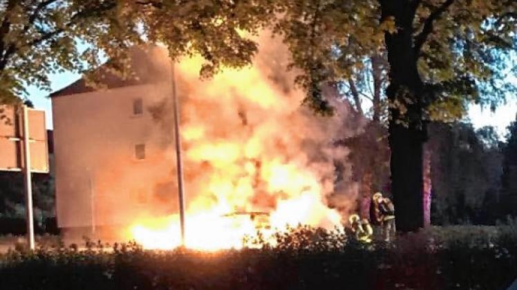 In Flammen ging ein Unfallwagen in Wismar auf. Der Fahrer war zuvor geflüchtet.  