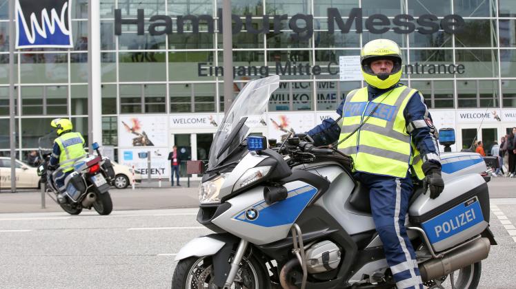 Polizei vor den Hamburger Messehallen: Ob die dortige U-Bahnstation während des G20-Gipfels bedient wird, steht noch nicht fest.