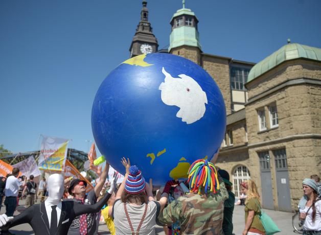 Bunter Protest gegen den G20-Gipfel vor dem Hamburger Hauptbahnhof.