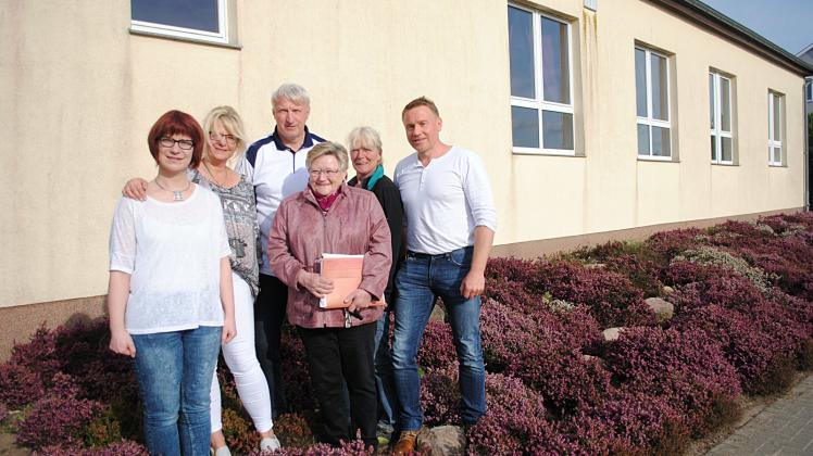 Vor dem Kulturhaus in Ganschow: Annika Reimers, Claudia Heuer, Wolfgang Lorenz, Bürgermeisterin Rita Burchard, Kerstin Gehrke und Veit Nehring (v.l.). 