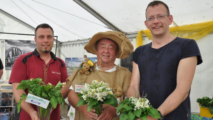 Kartoffelblüten im Strauß halten Thomas Basedow, Kartoffel-Doktor Frank Löser und Tobias Warncke (v. l.)   