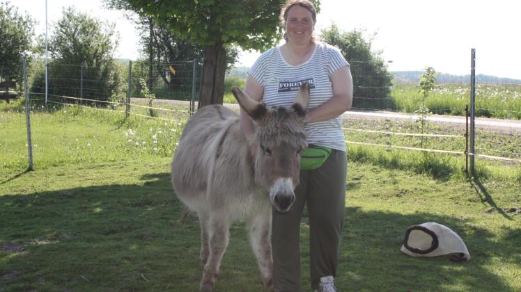 Esel Lotti ist 20 Jahre alt. Christine Geburtig kümmert sich um sie und etwa 130 andere Tiere auf dem Gnadenhof. 