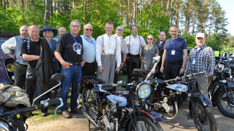 Besondere Gäste bei der Schnauferl-Rallye:  Excelsior-Fahrer kamen mit ihren Krädern zur Oldtimer-Ausfahrt nach Mecklenburg.  