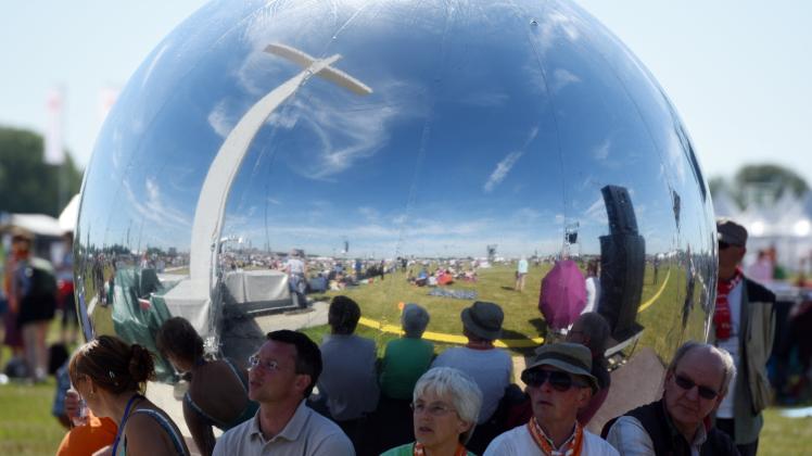 Besucher der Festwiese suchten Schatten hinter einem großen silbernen Ball, der für den Festgottesdienst genutzt wurde.     