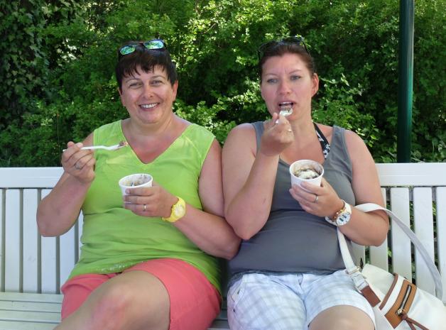 Eisessen gehört für Silvia Wehling und Elke Hellriegel aus Thüringen zum idealen Sommertag. Fotos: Michaela Kleinsorge 