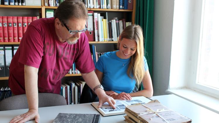 Nachforschungen im Stadtarchiv: Lena Kainar recherchiert ihre Familiengeschichte, Archivassistent Rainer Blumenthal unterstützt sie dabei. 
