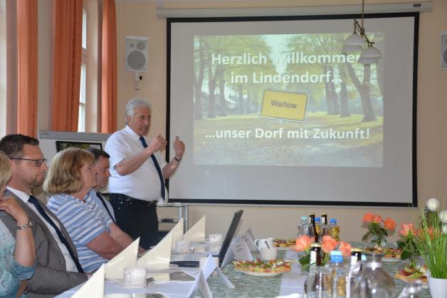 Bürgermeister Rainer Zimmermann bei der Vorstellung der neuen Vorhaben der Gemeinde im Multikulturellen Zentrum „Alte Schule“.