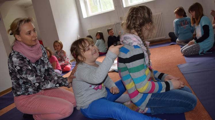 Den Wetterbericht auf den Rücken schreiben: Die Hortkinder aus der Goethe-Grundschule lieben es. Fotos: Christiane Großmann 