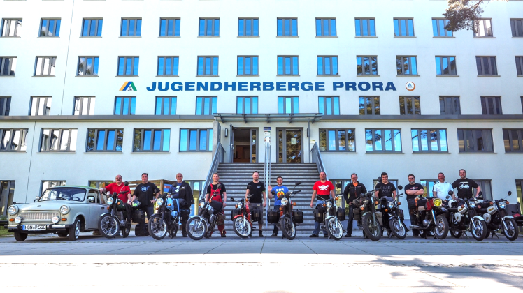 Gruppenbild vor der legendären Jugendherberge in Prora auf Rügen. Die Truppe ist inzwischen wieder wohl behalten angekommen.  Fotos: privat 