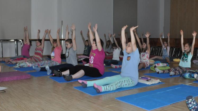Tief durch die Nase einatmen, die Arme nach oben strecken und wieder ausatmen – die Lübzer Grundschüler lernen Yoga kennen.  Fotos: sabrina panknin 
