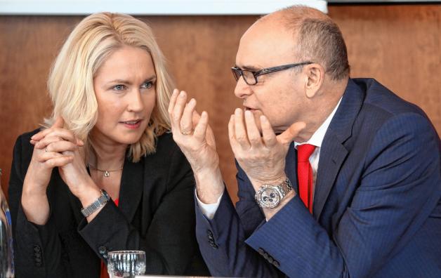 Die Weggefährten: Sellering war es, der Manuela Schwesig 2008 in sein Kabinett holte – als Ministerin für Soziales und Gesundheit. Mit damals 34 Jahren war sie die jüngste Ministerin Deutschlands. Die Weggefährten: Sellering war es, der Manuela Schwesig 2008 in sein Kabinett holte – als Ministerin für Soziales und Gesundheit. Mit damals 34 Jahren war sie die jüngste Ministerin Deutschlands.