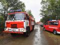 Einsatzkräfte der Feuerwehr stehen im Gebiet der Lieberoser Heide. Zuvor hatte ein schweres Unwetter den Großbrand nördlich von Cottbus gelöscht.  Fotos: Patrick Pleul 