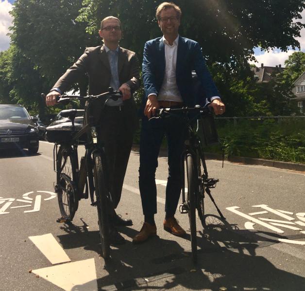 Grünen-Fraktionschef Anjes Tjarks (r.) und SPD-Verkehrsexperte Lars Pochnicht im Leinpfad, eine „Fahrradstraße“ mit eingebauter Vorfahrt für Radler. Grünen-Fraktionschef Anjes Tjarks (r.) und SPD-Verkehrsexperte Lars Pochnicht im Leinpfad, eine „Fahrradstraße“ mit eingebauter Vorfahrt für Radler.