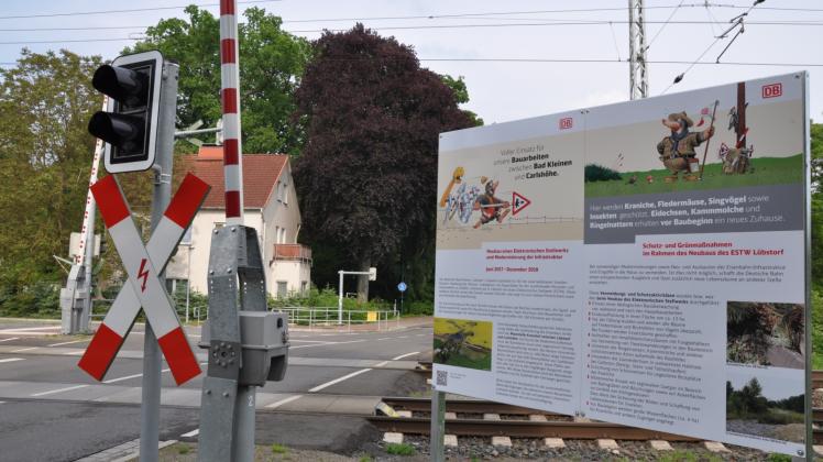 Am Bahnübergang in Lübstorf ist bereits jetzt eine Informationstafel zum eineinhalbjährigen Streckenausbau aufgestellt.  
