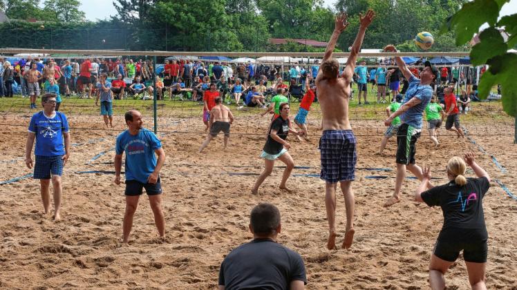 Zum 24. BJK-Volleyball-Mixedturnier gehen in Ganzlin wieder 130 Teams auf Rasen und im Sand an die Netze.