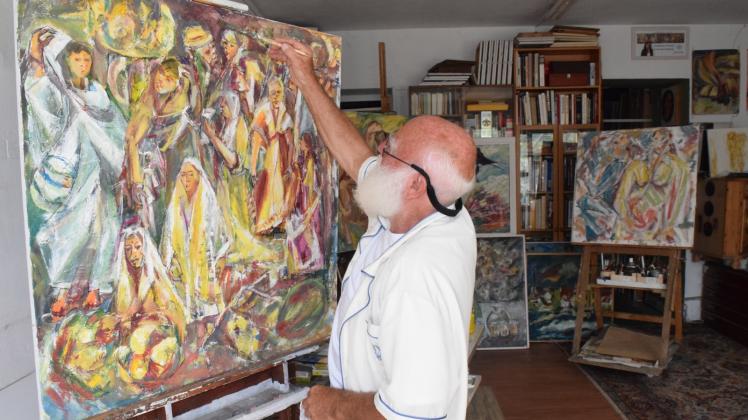 Gerhard Reinisch im Atelier. Anregungen für seine Bilder holt er sich auf Reisen.  
