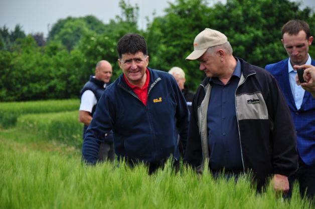 Nicht nur gucken, auch Anfassen stand auf den Plan der Landwirte, wie hier bei Michael Pahlow (l.)aus Zülow. Nicht nur gucken, auch Anfassen stand auf den Plan der Landwirte, wie hier bei Michael Pahlow (l.)aus Zülow.