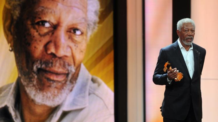 Morgan Freeman mit der Goldenen Kamera für sein Lebenswerk während der Preisverleihung 2012 in Berlin  
