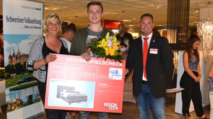 Siegerehrung: Anzeigenleiterin Birgit Klockow vom medienhaus:nord und Björn Müller von Rück XXXL  gratulieren dem glücklichen Gewinner des XXXL-Springens, Hannes Blaudszun.  