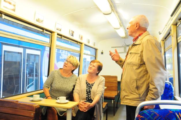 Ehrenamtliche unter sich: Ulrich Rohde, Vorsitzender der Nahverkehrsfreunde, zeigt den Ehrenamtscard-Neubesitzerinnen Brigitte Schneider (l.) und Susanne Lange von der Caritas alte Straßenbahnen.