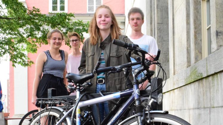 Für das Forschungsprojekt haben sich Yannah Schröder, Thorben Ehrlichmann, Jette Wehnert und Fiete Fischer (v. l.) vom Innerstädtischen Gymnasium Rostocks Radzähler vorgeknöpft.  
