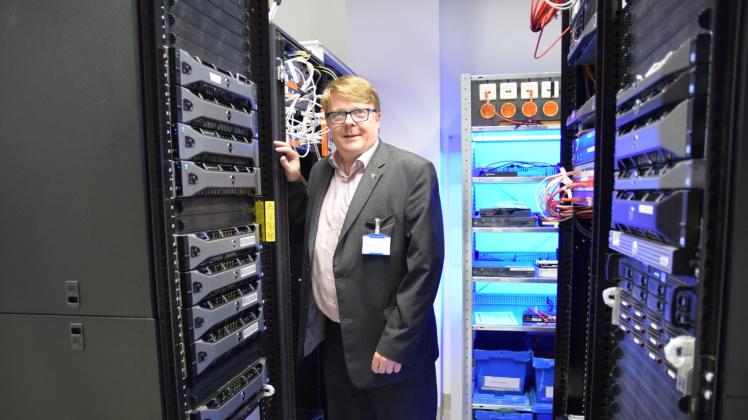 Michael Brandt, EDV-Leiter der Imland-Kliniken, unterhält aus Sicherheitsgründen zwei Serverräume, die identisch aufgebaut sind.  