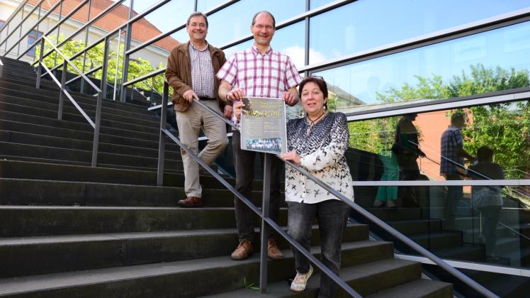 Freuen sich auf die Neuauflage eines Treppenkonzertes am Stadthaus: Kerstin Häger, Volker Schubert und Wolfgang Friedrich (v.r.n.l.) 