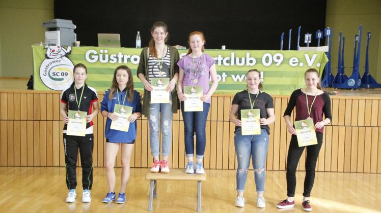 Einen Podestplatz erreichten die beiden Bützower Badminton-Asse Johanna Büchner (2.v.r.) und Sarah Frank (r.) beim Ranglistenturnier in Güstrow.