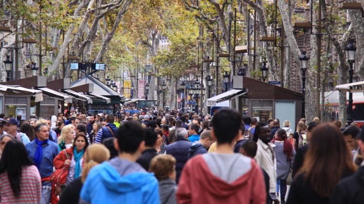 Der Boulevard „Las Ramblas“  im Zentrum von Barcelona ist ein beliebter Ort zum Bummeln – und das Gedränge ideal für Gauner auf „Kundenfang.  