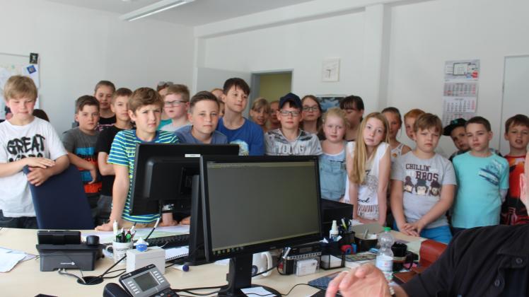 Ein geballtes Interesse an der Zeitungsarbeit zeigten gestern die 25 Mädchen und Jungen der Schule am Friedensring in Wittenburg beim Redaktionsbesuch in Hagenow.  Fotos: Amy Prochnau/Thorsten Meier 