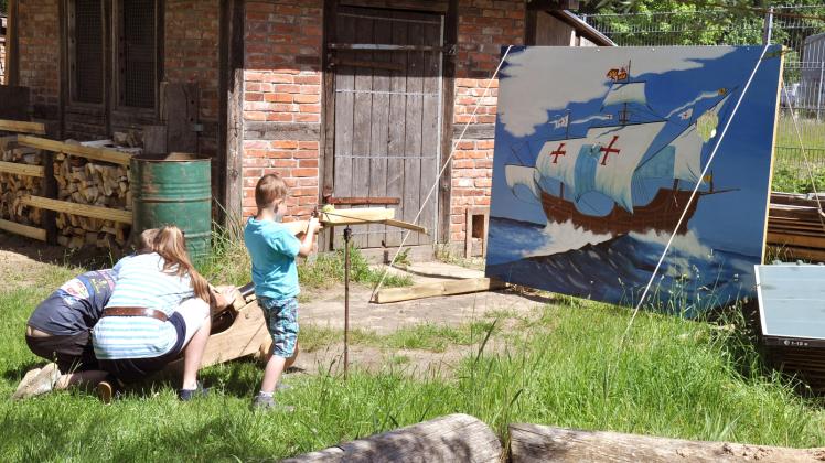 Geburtstagsfeier im Zeichen der Piraten: Da dürfen die Kinder auf dem Bauspielplatz auch schon mal mit Armbrust und Kanone auf zu enternde Schiffe schießen.  