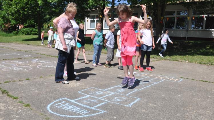 Bewegung ist ein Element der Kneippschen Lehre. Das wurde gestern bei der Kindertagsfeier in der Grundschule Groß Godems mit vielen alten Kinderspielen gelebt.  