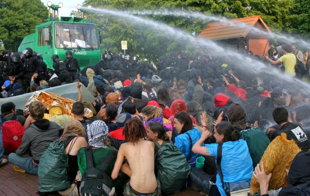 Wasserwerfereinsatz gegen Demonstranten Fotos: Wüstneck 