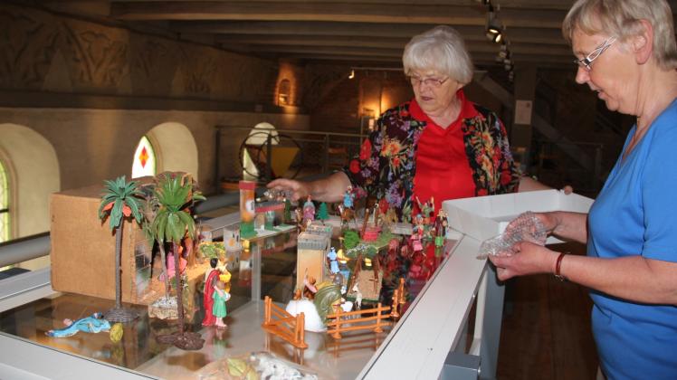 Eva Steinkraus (r.) und Heidemarie Wellmann bauen im Güstrower Krippenmuseum die neue spanische Krippe auf.  