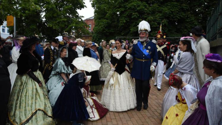 Traditionspflege: Mitglieder des Schlossvereins präsentieren sich gerne in historischen Uniformen und Kleidern. Traditionspflege: Mitglieder des Schlossvereins präsentieren sich gerne in historischen Uniformen und Kleidern.