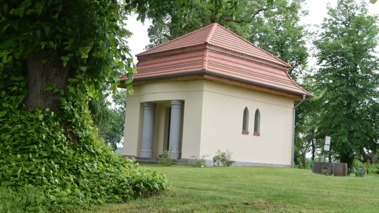 Die Trollsche Grabkapelle auf dem Jesendorfer Friedhof ist fertig saniert und zu einem Kolumbarium umgewidmet. Fotos: Güttler Die Trollsche Grabkapelle auf dem Jesendorfer Friedhof ist fertig saniert und zu einem Kolumbarium umgewidmet. Fotos: Güttler
