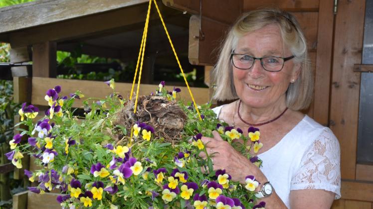 Mike Zachow vor dem Nest in der Blumenampel, das jetzt leer ist. 