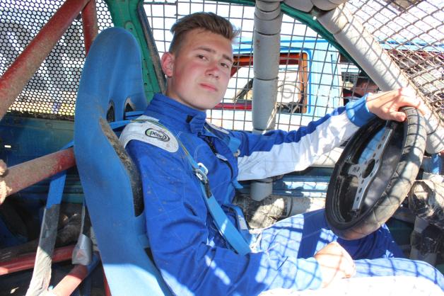 …und Lennart Klein in ihrenStockcar- Fahrzeugen. Fotos: ToGo (2) …und Lennart Klein in ihrenStockcar- Fahrzeugen. Fotos: ToGo (2)