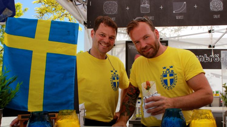 Eine schwedische Spezialität: „Tunnbrödsrulle“ können Besucher bei Marco Wenzl und Thomas Poppe (r.) probieren. 
