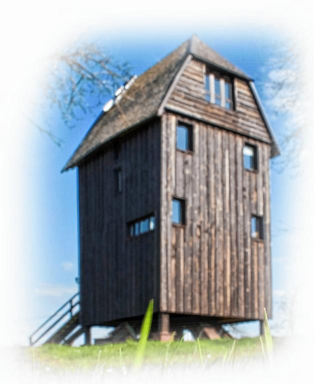 Die Bockwind: Mühle Sie wird auch Ständermühle genannt und steht – wie der Name bereits vermuten lässt – komplett auf einem Bock. Das heißt, hier kann sich die komplette Mühle drehen. Diese Methode ist jedoch bei wechselnden Windrichtungen nicht optimal und sehr beschwerlich. Sie sind oft kleiner und älter, als Holländerwindmühlen und in Norddeutschland eher selten. Die Bockwind: Mühle Sie wird auch Ständermühle genannt und steht – wie der Name bereits vermuten lässt – komplett auf einem Bock. Das heißt, hier kann sich die komplette Mühle drehen. Diese Methode ist jedoch bei wechselnden Windrichtungen nicht optimal und sehr beschwerlich. Sie sind oft kleiner und älter, als Holländerwindmühlen und in Norddeutschland eher selten.