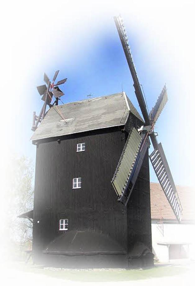 Die Paltrockwindmühle: Sie ist eine abgewandelte Bockwindmühle, bei der das Mühlengebäude auf einen Rollenkranz gelegt wurde. Durch diese bauliche Veränderung konnte die Mühle vergrößert werden und mehr Maschinen oder Mahlgänge aufnehmen. Der Name soll von der Ähnlichkeit der seitlich lang heruntergezogenen Mühle mit dem Faltenrock eines Geistlichen her kommen. Dieser Windmühlentyp ist inzwischen sehr selten. Die Paltrockwindmühle: Sie ist eine abgewandelte Bockwindmühle, bei der das Mühlengebäude auf einen Rollenkranz gelegt wurde. Durch diese bauliche Veränderung konnte die Mühle vergrößert werden und mehr Maschinen oder Mahlgänge aufnehmen. Der Name soll von der Ähnlichkeit der seitlich lang heruntergezogenen Mühle mit dem Faltenrock eines Geistlichen her kommen. Dieser Windmühlentyp ist inzwischen sehr selten.