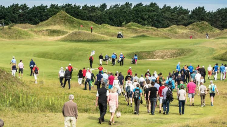 Viele Zuschauer begleiten die Golfer bei ihrer Runde auf dem attraktiven Winston-Links-Kurs mit seinen charakteristischen Dünen und Löchern.  