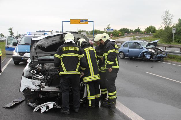 Unfall auf rutschiger B 105 bei Bentwisch: Zwei Verletzte beim Zusammenstoß dreier Autos Unfall auf rutschiger B 105 bei Bentwisch: Zwei Verletzte beim Zusammenstoß dreier Autos